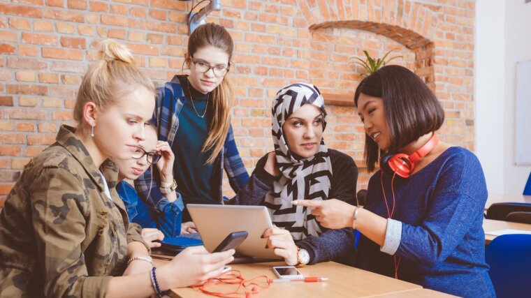 Muslimische und christliche Studierende im Gespräch
